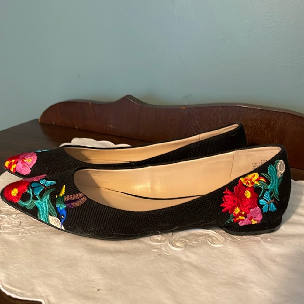 Beautiful Nine West embroidered black flats. New without tags.